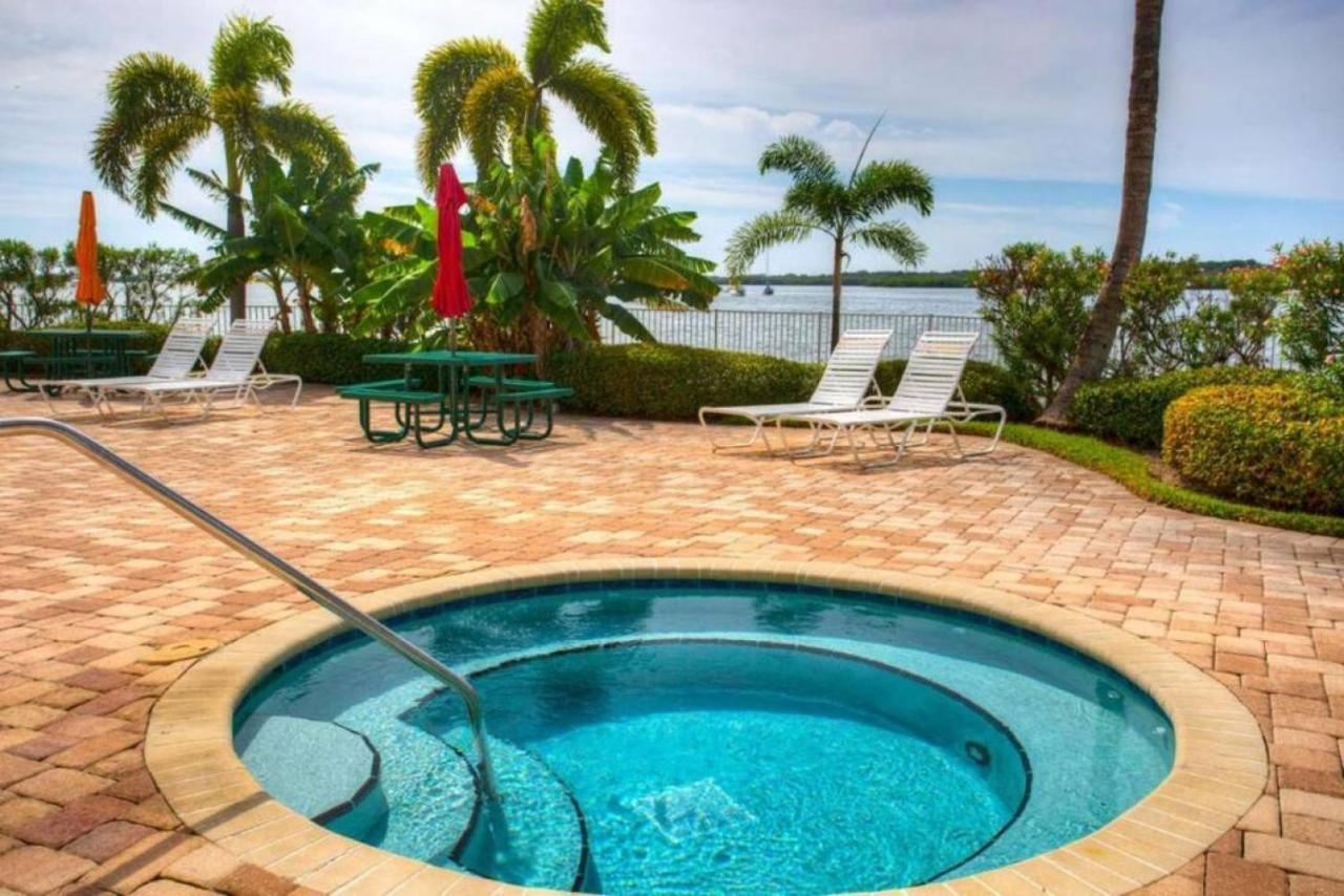Bright Luxury Oceanfront Condo With Private Balcony And Hotel Pool St. Petersburg Exterior photo